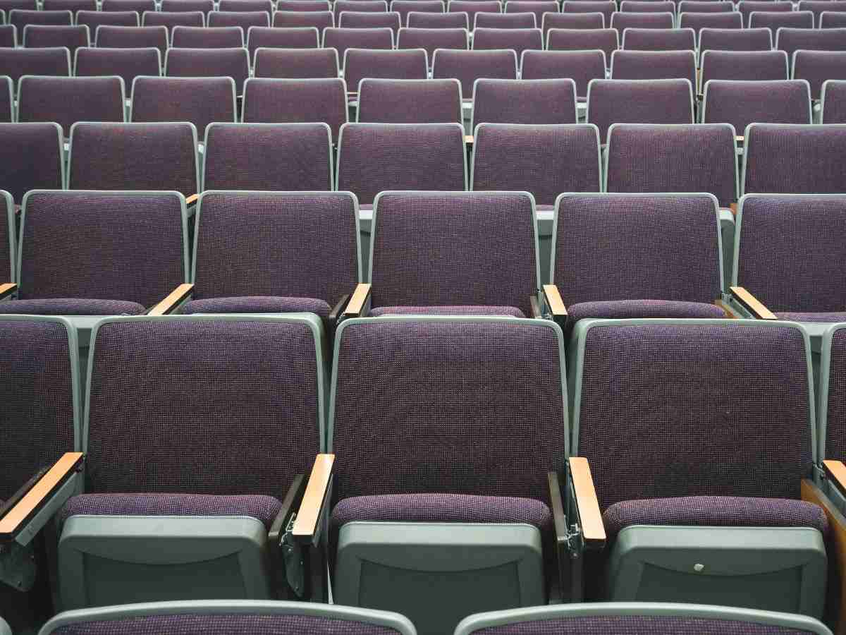 Limpieza profesional de butacas de cine y teatros Madrid - Entre sesiones y mantenimiento