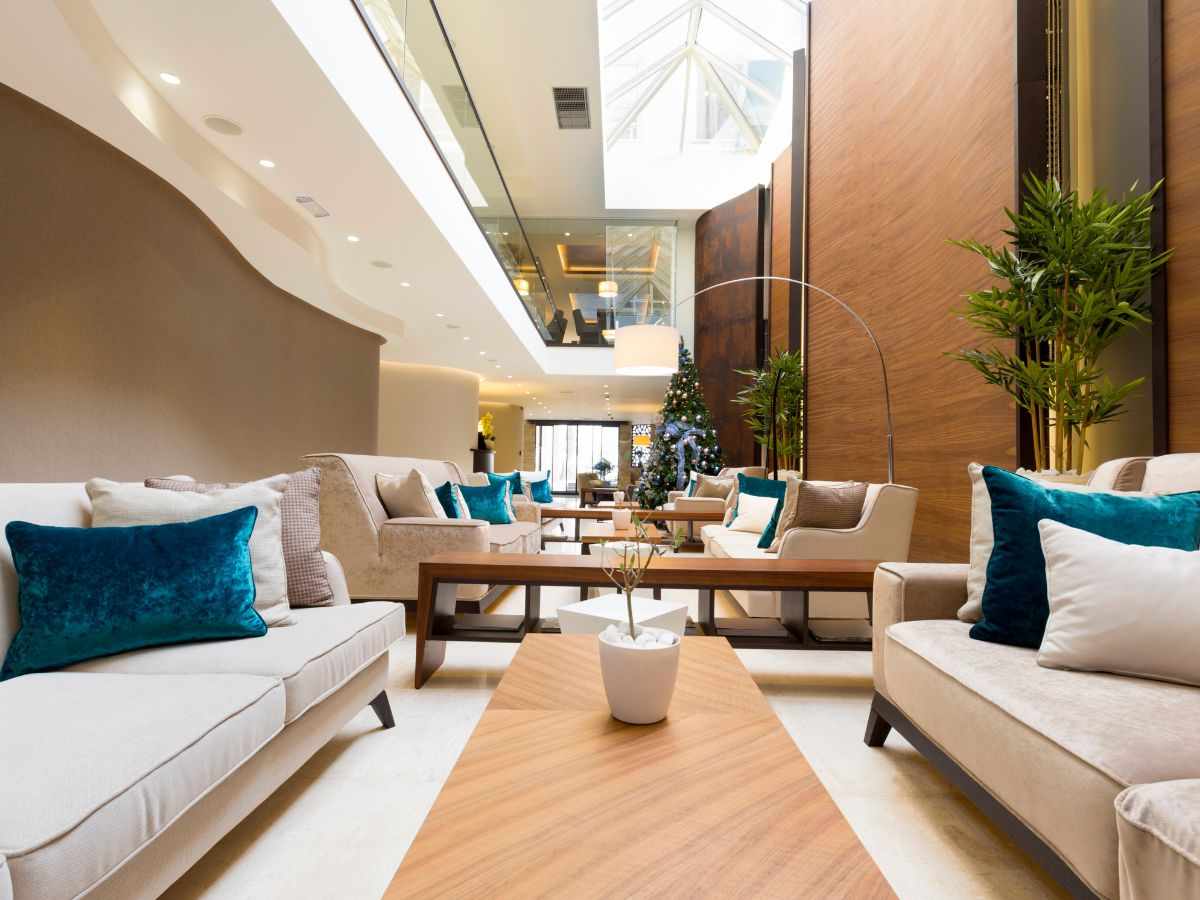 Limpieza profesional de tapicerías en hoteles Madrid - Higienización completa estándares hoteleros