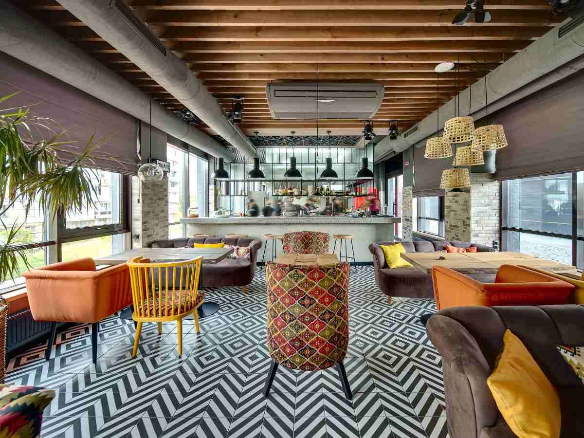 Limpieza profesional de sofás y banquetas en restaurantes Madrid - Sin interrumpir servicio