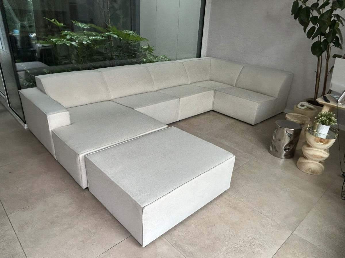 Sofá esquinero tapizado en tono beige fotografiado antes de un servicio de limpieza de sofás a domicilio en Madrid, ideal para mostrar el estado inicial antes de la limpieza profesional de tapicerías realizada en el hogar.