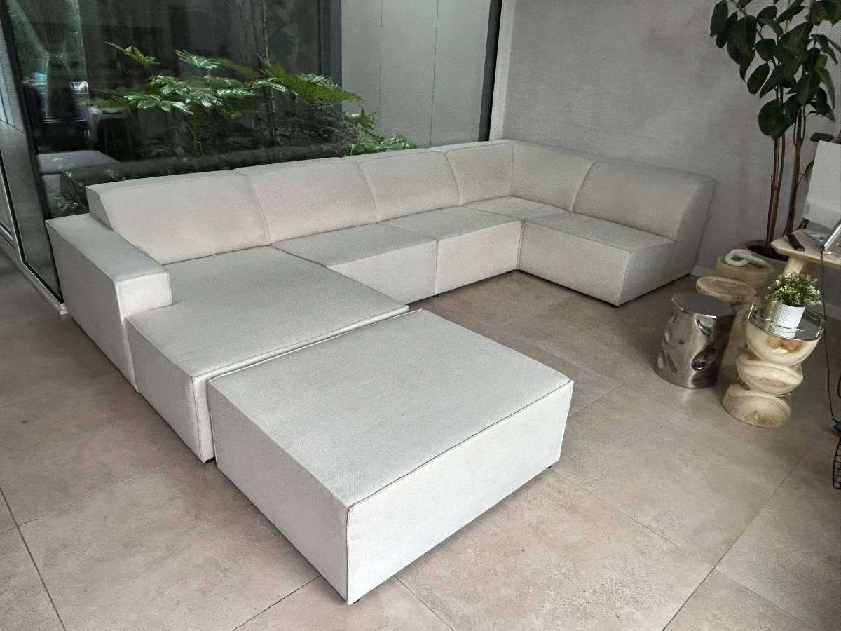 Sofá esquinero tapizado en tono beige fotografiado antes de un servicio de limpieza de sofás a domicilio en Alcobendas, ideal para mostrar el estado inicial antes de la limpieza profesional de tapicerías realizada en el hogar.