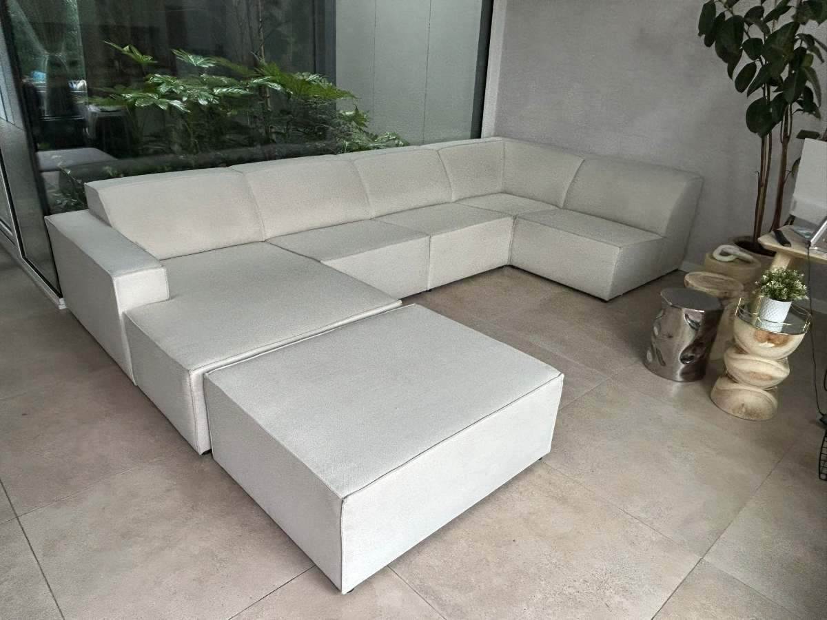 Servicio profesional de limpieza de sofás a domicilio en Las Rozas, mostrando sofá esquinero en tonos beige antes del proceso de higienización profesional de tapicerías en el hogar.