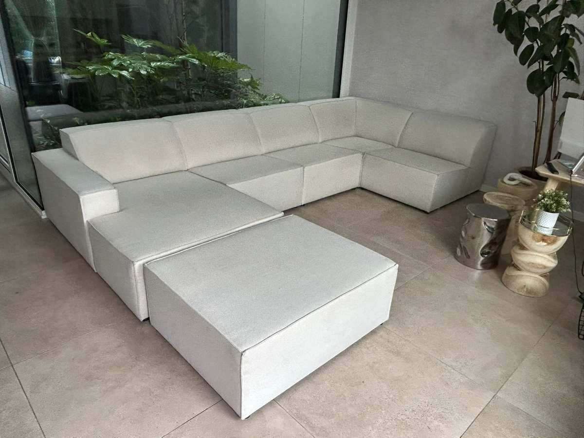 Sofá esquinero tapizado en tono beige fotografiado antes de un servicio de limpieza de sofás a domicilio en Parla, ideal para mostrar el estado inicial antes de la limpieza profesional de tapicerías realizada en el hogar.