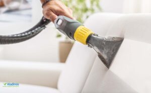 Limpieza profesional de sofá claro con máquina de inyección-extracción, ideal para ilustrar por qué es recomendable limpiar tu sofá profesionalmente cada seis meses para mantener la higiene y prolongar su vida útil en el hogar.