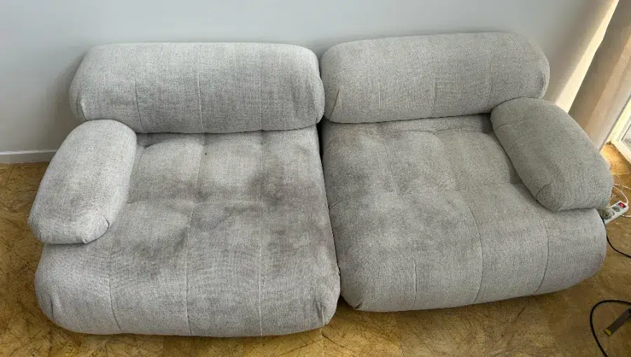 Sofá gris sucio antes de la limpieza profesional