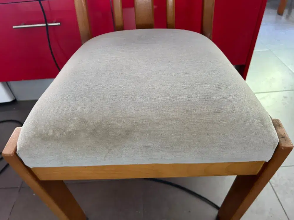 Silla de comedor con mancha antes de la limpieza