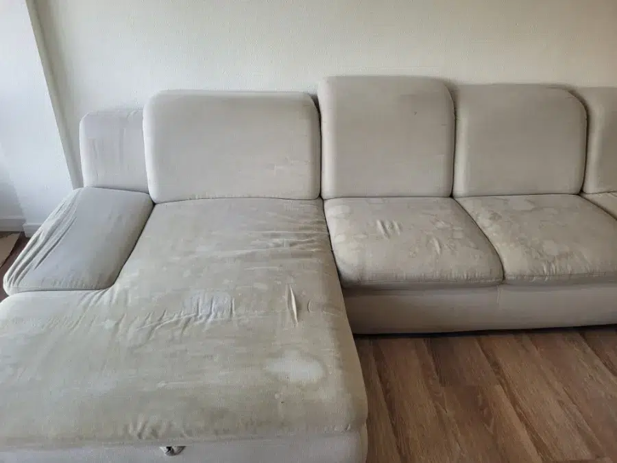 Sofá que iban a tirar antes de la limpieza profesional