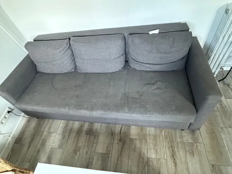 Sofá con mancha permanente antes de la limpieza