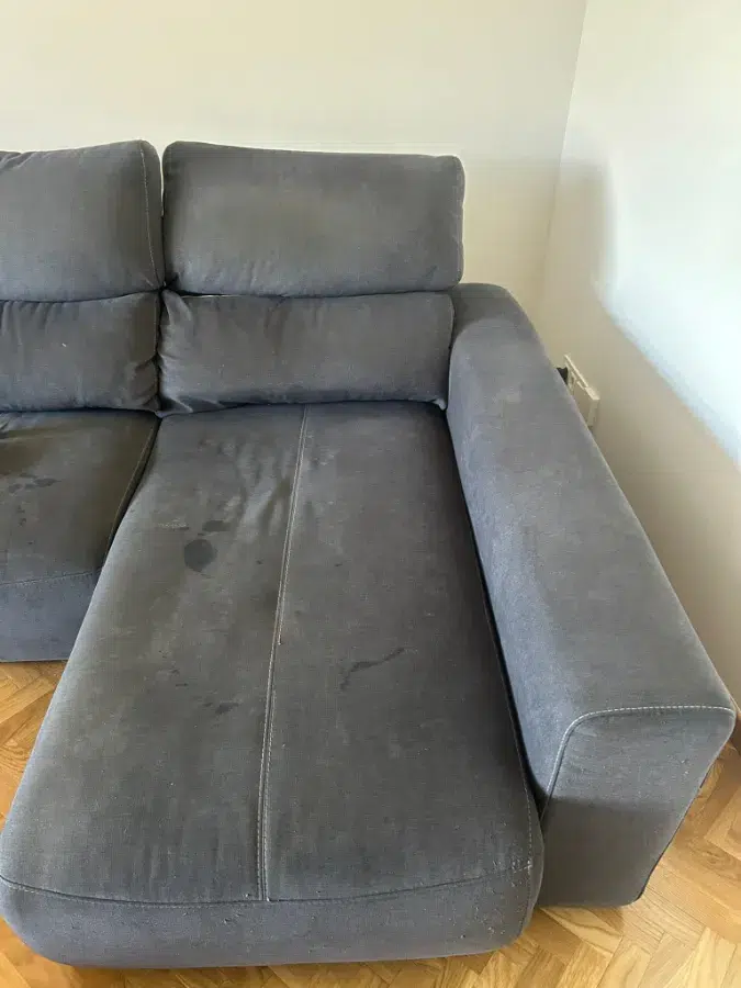 Sofá con manchas y desgaste antes de limpieza a fondo