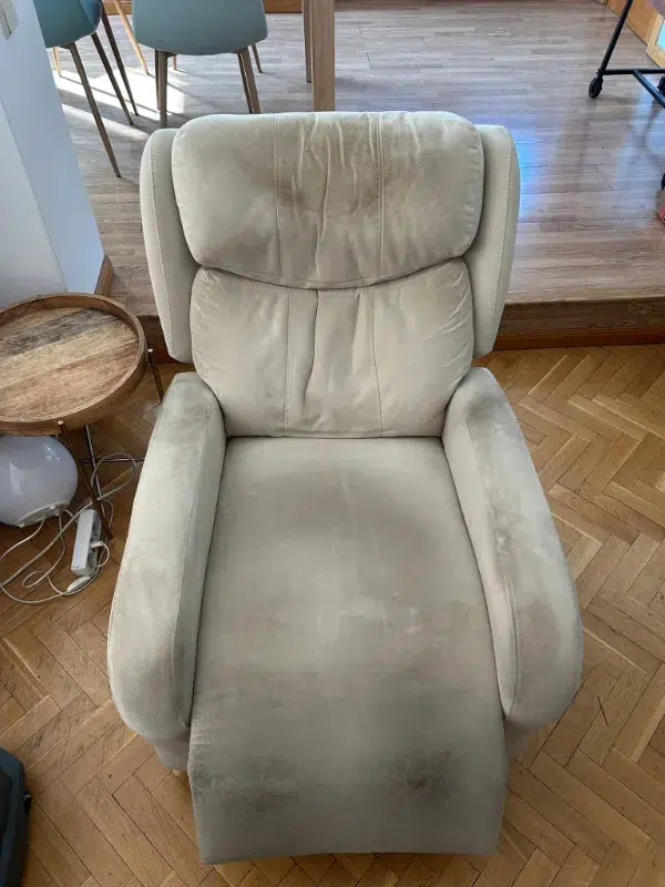 Sillón favorito antes de la limpieza profesional