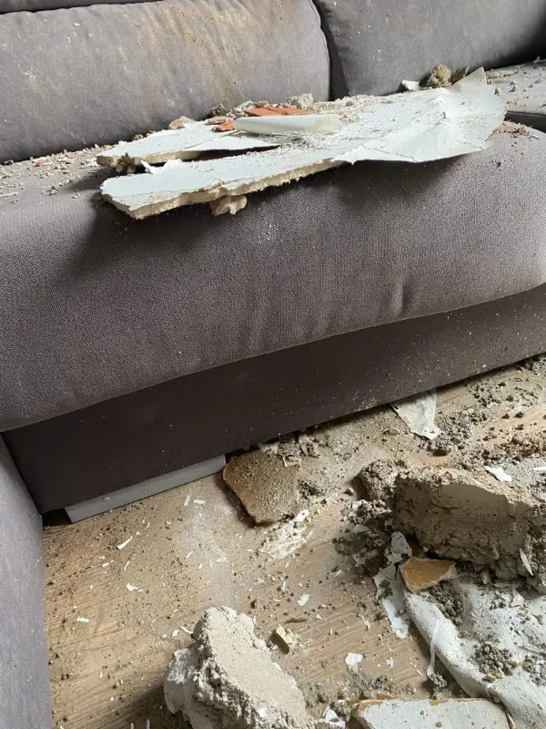 Sofá sucio antes de la limpieza profesional