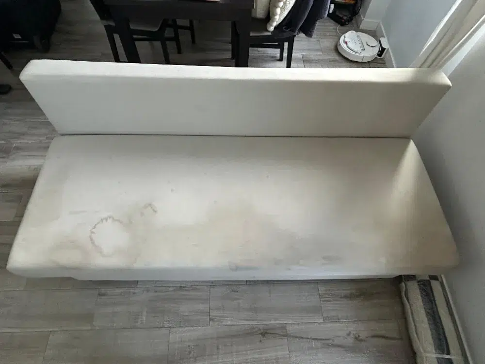 Sofá con manchas antes de la limpieza profesional