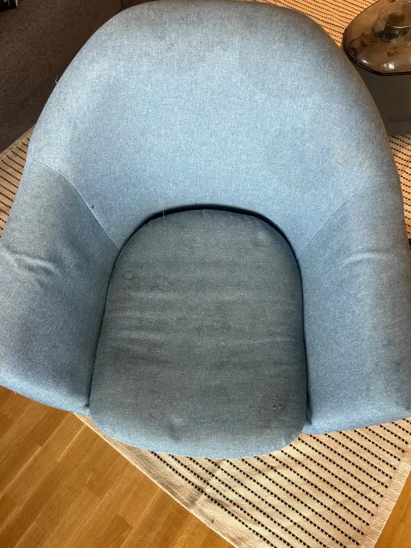 Silla con roces, polvo y marcas del tiempo antes de la limpieza