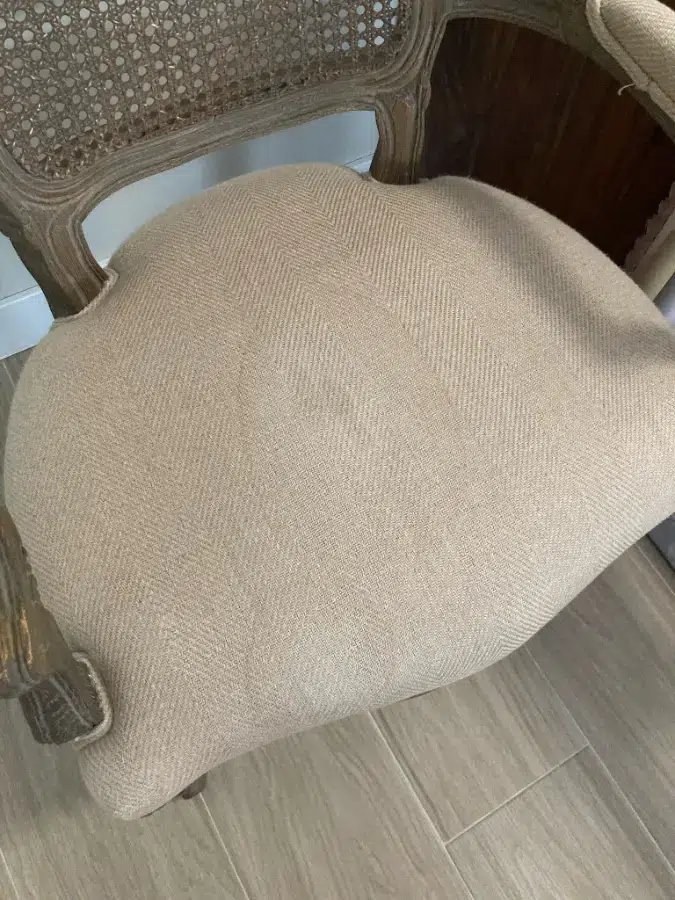 Silla renovada con limpieza profesional suave