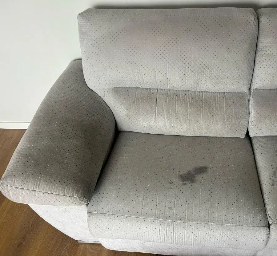 Sillón con mancha de cena antes de la limpieza