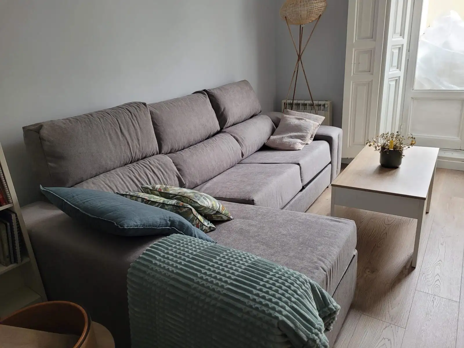 Sofá completamente recuperado después de la limpieza