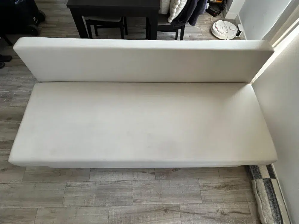 Banco tapizado de nuevo uniforme, limpio y visualmente mucho más luminoso